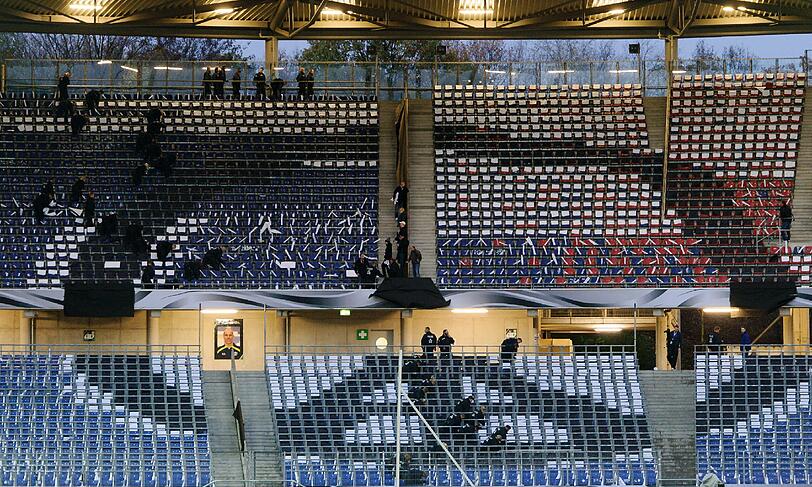 Das Fußball-Länderspiel in Hannover zwischen Deutschland und den Niederlanden ist am Dienstagabend abgesagt worden. Es bestand die Gefahr eines Sprengstoff-Anschlags. "Wir haben konkrete Hinweise gehabt, dass jemand im Stadion einen Sprengsatz zünden wollte", sagte Hannovers Polizeipräsident Volker Kluwe. Die Bilder...