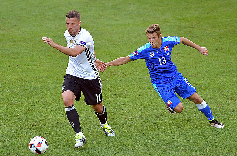 Lukas Podolski: Note 4-. Wollte kein Maskottchen sein, war Gute-Laune-Prinz und wurde OneWay-Joker, als das Slowakei-Spiel gewonnen war. War das sein Abschiedseinsatz?