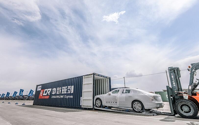 In jedem Container sind drei Fahrzeuge für eine optimale Raumausnutzung sicher verstaut.