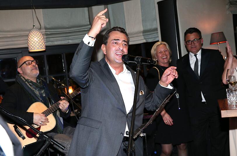 Stavros Kostantinidis singt für seine Frau Saskia Greipl-Kostantinidis