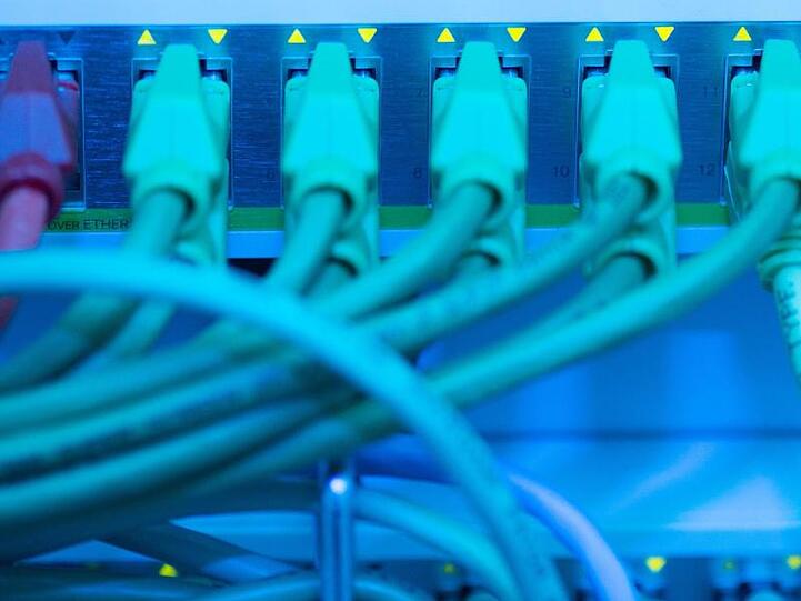 Ein Netzwerkkabel in einem Serverraum.