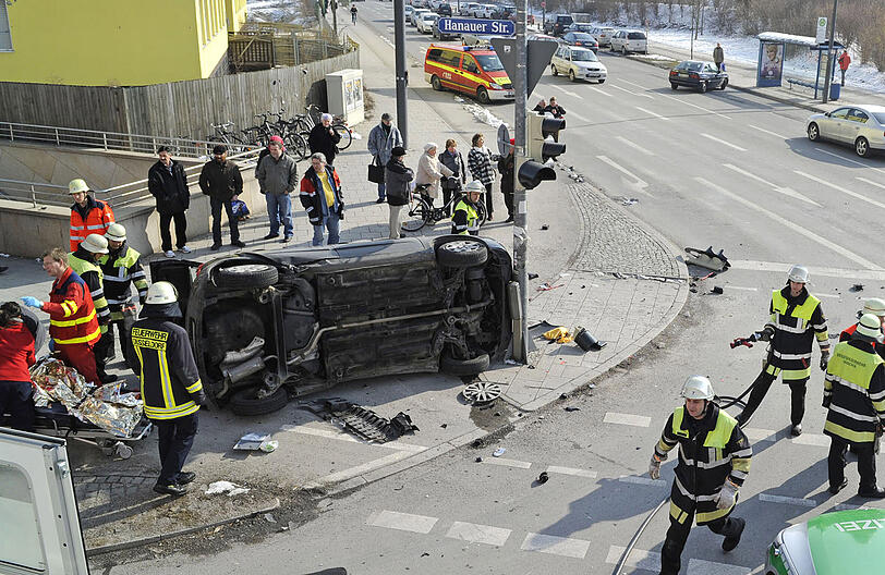 Schwerer Unfall auf der Hanauer Straße: Ein Ford überschlug sich, die Fahrerin konnte selbst aus dem Wrack aussteigen