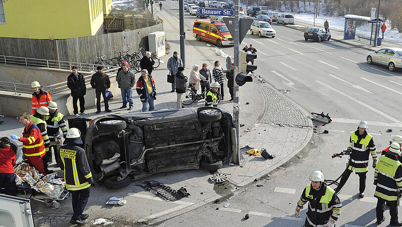Schwerer Unfall auf der Hanauer Straße: Ein Ford überschlug sich, die Fahrerin konnte selbst aus dem Wrack aussteigen Schwerer Unfall auf der Hanauer Straße: Ein Ford überschlug sich, die Fahrerin konnte selbst aus dem Wrack aussteigen