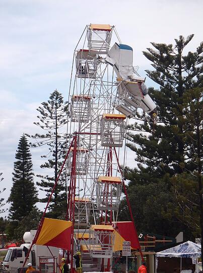 In der australischen Ortschaft Old Bar rammte ein Kleinflugzeug ein Riesenrad. Schwere Verletzungen erlitt zum Glück niemand