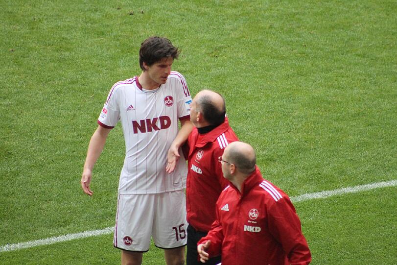 Der Moment der Auswechslung in München. Timm Klose wehrte sich heftig gegen den Wechsel, trotz schwerer Gehirnerschütterung.