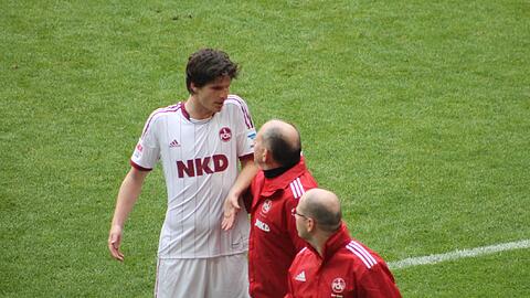 Der Moment der Auswechslung in München. Timm Klose wehrte sich heftig gegen den Wechsel, trotz schwerer Gehirnerschütterung.