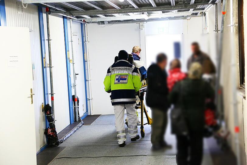 Die Refudocs müssen auch mit Notfällen umgehen: Dieser Mann aus Afghanistan muss mit akuten Herzschmerzen ins Krankenhaus.