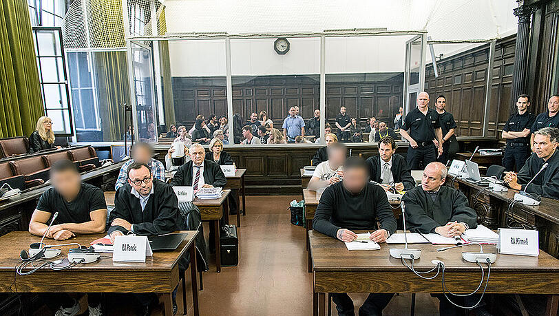 Prozess vor dem Hamburger Landgericht: Sieben Menschen müssen sich wegen schwerer Körperverletzung und Freiheitsberaubung eines Mongols-Rockers verantworten. Prozess vor dem Hamburger Landgericht: Sieben Menschen müssen sich wegen schwerer Körperverletzung und Freiheitsberaubung eines Mongols-Rockers verantworten.
