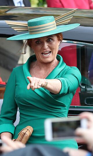Sarah Ferguson kommt zur Hochzeit von Prinzessin Eugenie und Jack Brooksbank an der St.-Georges-Kapelle von Schloss Windsor an.