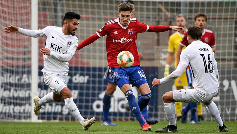 Hachings Lucas Hufnagl (Mitte) im Duell mit Meppens Florian Egerer (r) und Hassan Amin (l.) Hachings Lucas Hufnagl (Mitte) im Duell mit Meppens Florian Egerer (r) und Hassan Amin (l.)