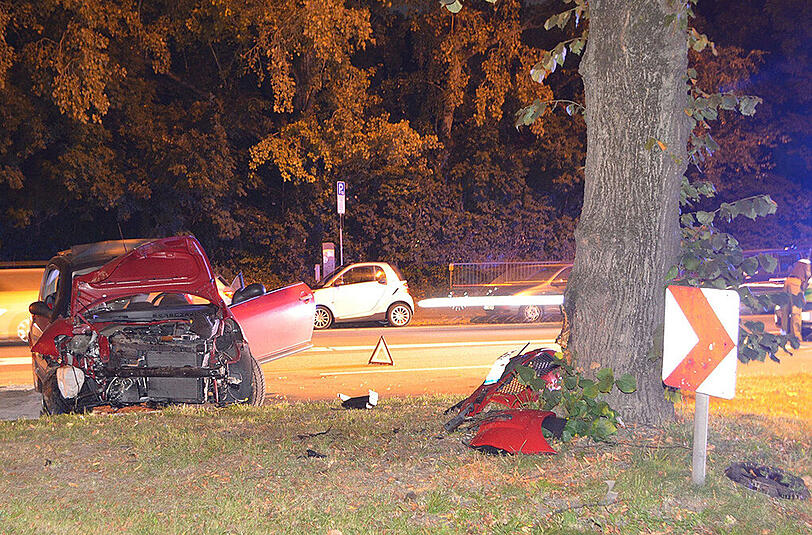 Warum die Frau von der Fahrbahn abkam und gegen den Baum prallte, ist derzeit noch unklar.