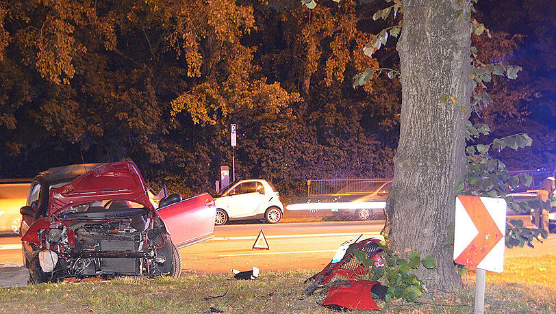 Warum die Frau von der Fahrbahn abkam und gegen den Baum prallte, ist derzeit noch unklar. Warum die Frau von der Fahrbahn abkam und gegen den Baum prallte, ist derzeit noch unklar.