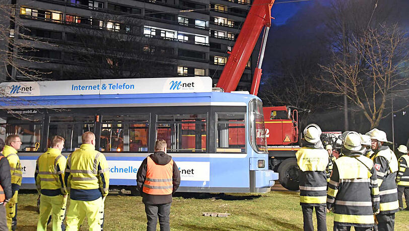 Bilder vom Tram-Unfall in München: Die Berufsfeuerwehr musste zur Bergung mit einem großen Kran anrücken. Bilder vom Tram-Unfall in München: Die Berufsfeuerwehr musste zur Bergung mit einem großen Kran anrücken.