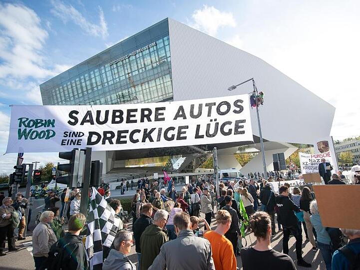 Demonstranten von Robin Wood spannen während der "Handelsblatt"-Tagung "Autogipfel 2019" vor dem Porsche-Museum einen Banner mit der Aufschrift "Saubere Autos sind eine dreckige Lüge".