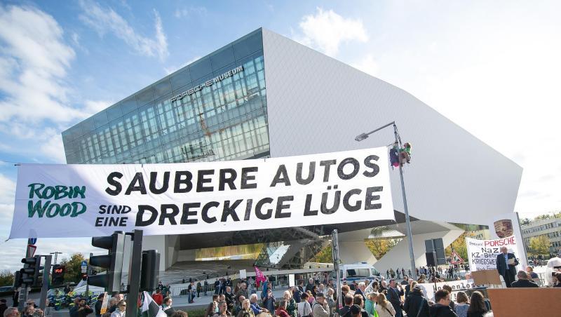 Demonstranten von Robin Wood spannen während der "Handelsblatt"-Tagung "Autogipfel 2019" vor dem Porsche-Museum einen Banner mit der Aufschrift "Saubere Autos sind eine dreckige Lüge". Demonstranten von Robin Wood spannen während der "Handelsblatt"-Tagung "Autogipfel 2019" vor dem Porsche-Museum einen Banner mit der Aufschrift "Saubere Autos sind eine dreckige Lüge".