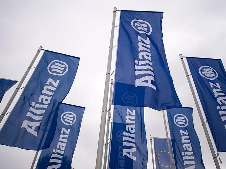 Fahnen mit dem Logo der Allianz. Foto: Alexander Heinl/Archiv