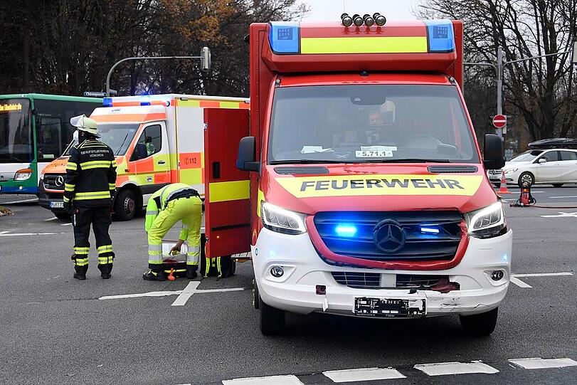 Mit eingeschaltetem Martinshorn und Sirene: Der Rettungswagen der Feuerwehr befand sich auf der Alarmfahrt zu einer Einsatzstelle.