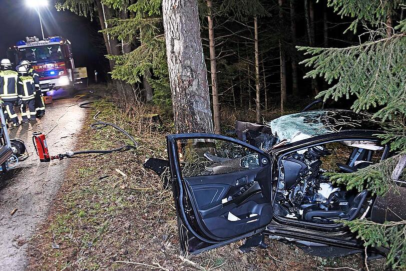 Wieso der Autofahrer von der Straße abkam, ist noch unklar.
