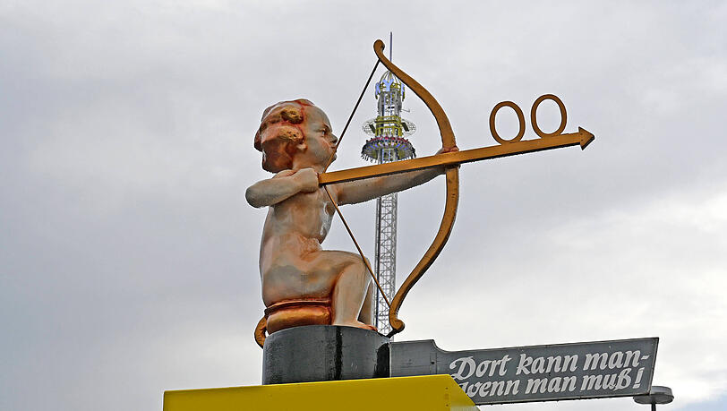 "Dort kann man, wenn man muß": Dieser Wegweiser auf der Wiesn führt zur nächsten Toilette.