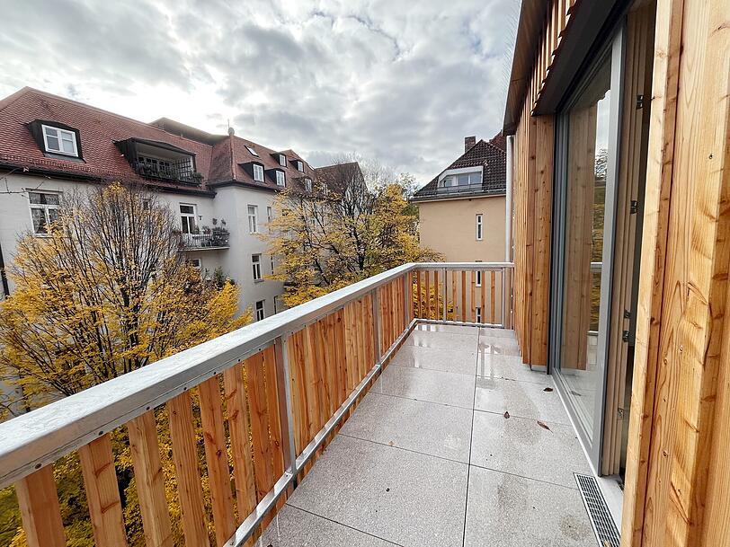 Auch ein geräumiger Balkon gehört zur Wohnung. Auch ein geräumiger Balkon gehört zur Wohnung.
