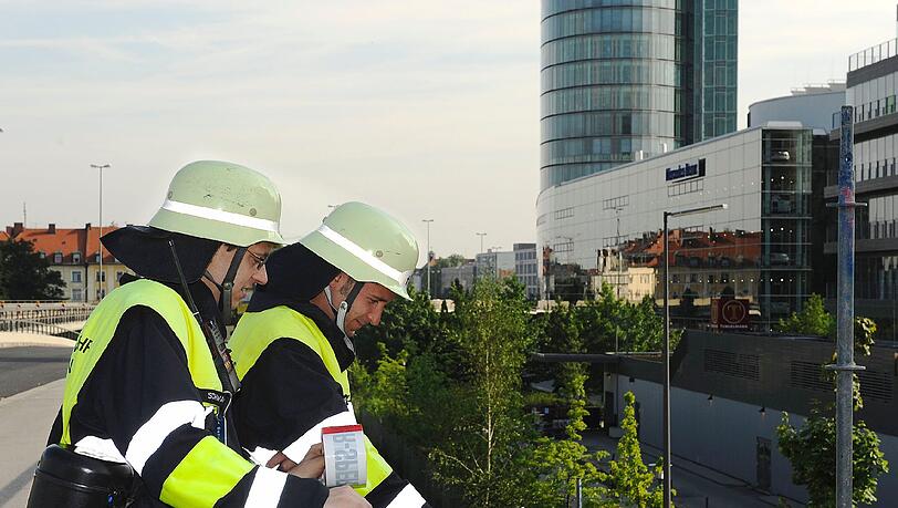 Feuerwehrleute bei der Gasmessung in der Gollierstraße. (Symbolbild) Feuerwehrleute bei der Gasmessung in der Gollierstraße. (Symbolbild)