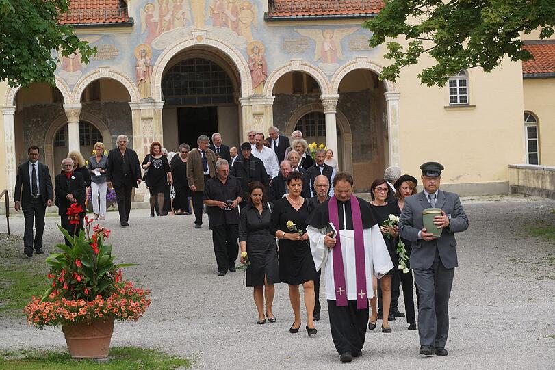 Beerdigung von der Schwabinger Gisela. Die Bilder!