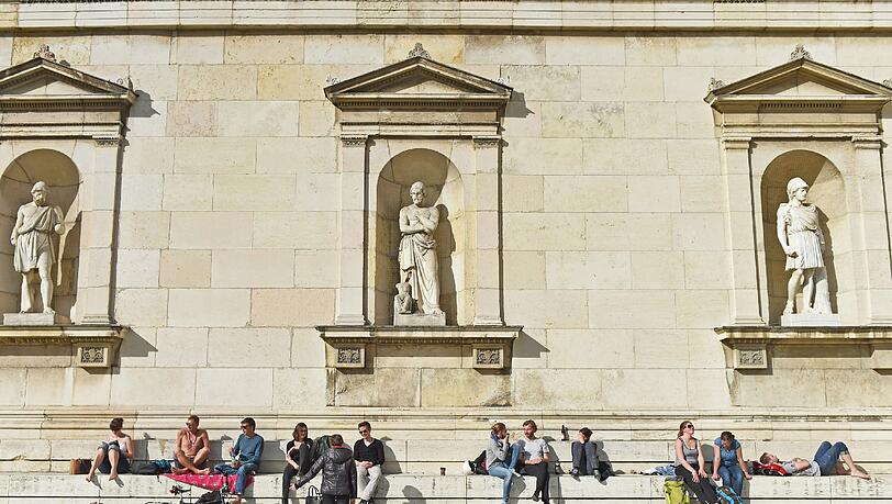 Auch in diesen Tagen ein beliebter Platz zum Sonnenbaden: Die Stufen vor der Glyptothek am Königsplatz. Auch in diesen Tagen ein beliebter Platz zum Sonnenbaden: Die Stufen vor der Glyptothek am Königsplatz.