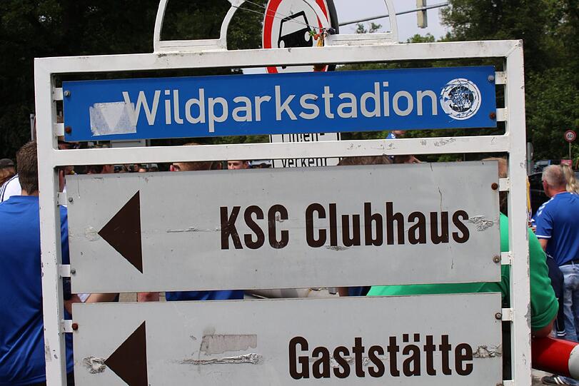 Die ersten Bilder aus Karlsruhe.