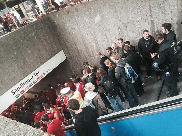 Derby-Stimmung in München: Unter Beobachtung der Polizei versammelten sich die Bayernfans am Vormittag im Tal. Vor dem Grünwalder Stadion kamen die Löwenfans dazu. Rund Tausend Polizisten sind im Einsatz.