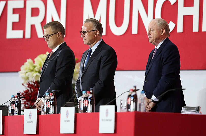 Gedenkminute für die verstorbenen Bayern-Mitglieder: Finanzvorstand Jan-Christian Dreesen, Vorstandsvorsitzender Karl-Heinz Rummenigge und Rudolf Scheels, der 2. Vizepräsident (v.l.).