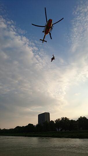 Der anfliegenden Helikopter konnte di Person allerdings nicht aufnehmen. Sie wurde mit einer Leiter auf die Brücke transportiert.
