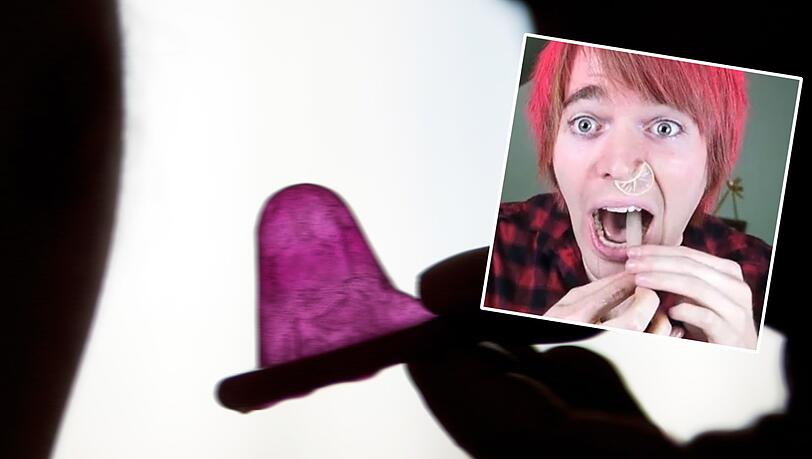 Die Kondom-Challenge ist ein gefährlicher viral Trend, bei dem ein Gummi durch die Nase geschnieft und durch den Mund wieder herausgezogen wird. Die Kondom-Challenge ist ein gefährlicher viral Trend, bei dem ein Gummi durch die Nase geschnieft und durch den Mund wieder herausgezogen wird.