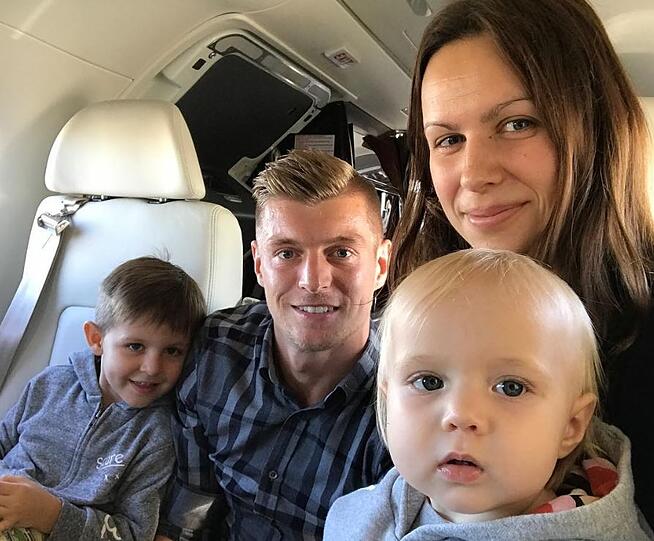 Happy family: Toni Kroos mit Ehefrau Jessica und den beiden Kindern