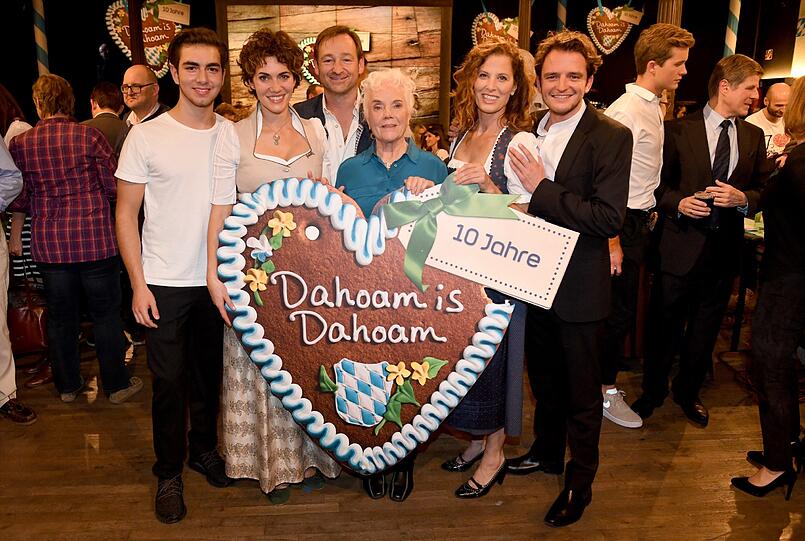 10-jähriges Jubiläum von "Dahoam is Dahoam": Die Schauspieler Shayan Hartmann, Katrin Lux, Holger M. Wilhelm, Ursula Erber, Heidrun Gärtner und Tommy Schwimmer