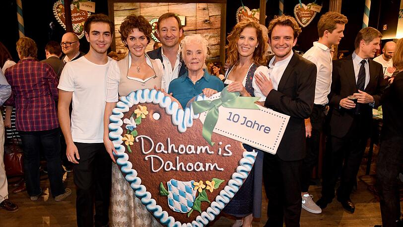 Tommy Schwimmer (re.) war von 2007 bis 2022 im Hauptcast von "Dahoam is Dahoam" zu sehen