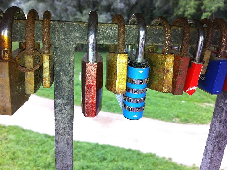 Schön bunt: Die Liebesschlösser an der Wittelsbacherbrücke.
