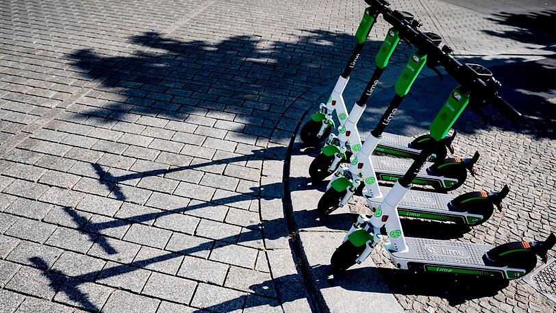 Im Englischen Garten standen zwei E-Scooter in Flammen. Die Polizei vermutet Brandstiftung. (Symbolbild)