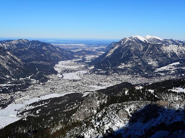 In winterlicher Landschaft liegt Garmisch-Partenkirchen und die Alpen. Foto: Karl-Josef Hildenbrand/dpa/Archivbild