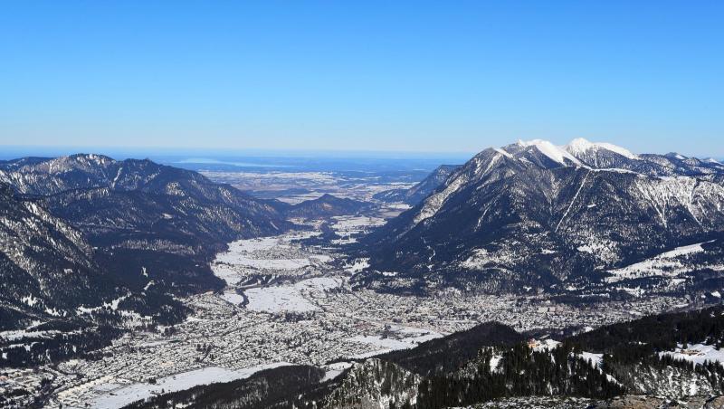 In winterlicher Landschaft liegt Garmisch-Partenkirchen und die Alpen. Foto: Karl-Josef Hildenbrand/dpa/Archivbild In winterlicher Landschaft liegt Garmisch-Partenkirchen und die Alpen. Foto: Karl-Josef Hildenbrand/dpa/Archivbild