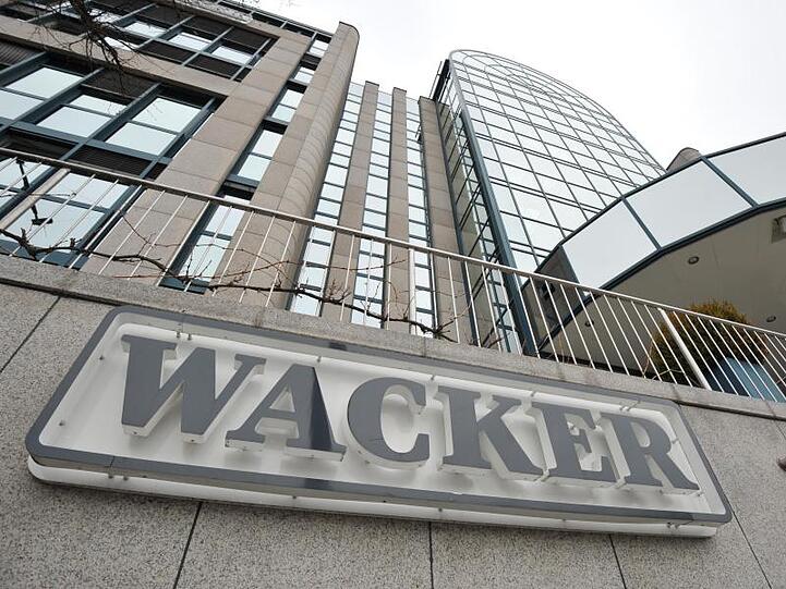 Das Firmenlogo der Wacker Chemie AG vor der Firmenzentrale in München. Foto: Andreas Gebert/dpa/Archivbild