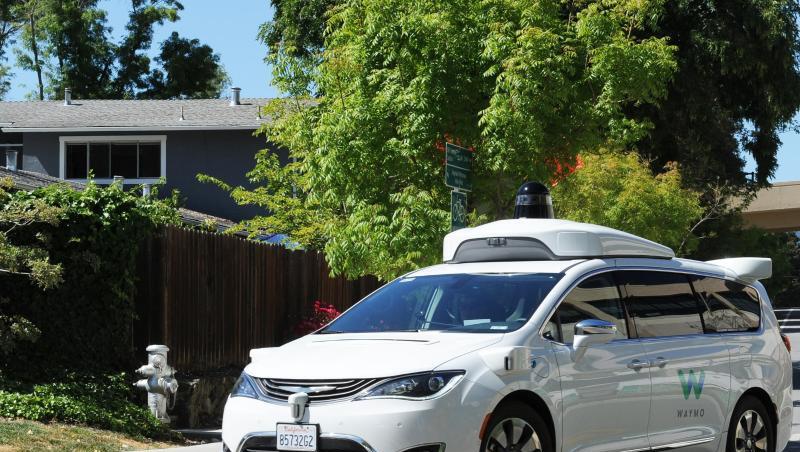 Ein selbstfahrendes Auto der Google-Schwesterfirma Waymo fährt über die Straße. F. Ein selbstfahrendes Auto der Google-Schwesterfirma Waymo fährt über die Straße. F.