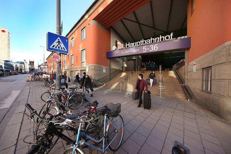 Noch steht er: der denkmalgeschützte Starnberger Flügelbahnhof, hier der Seiteneingang in der Arnulfstraße, soll dennoch abgerissen werden.