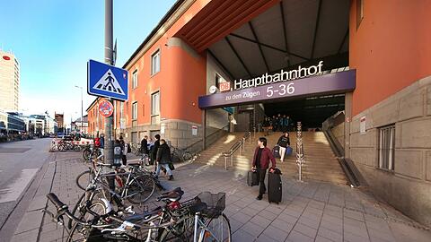 Noch steht er: der denkmalgeschützte Starnberger Flügelbahnhof, hier der Seiteneingang in der Arnulfstraße, soll dennoch abgerissen werden.