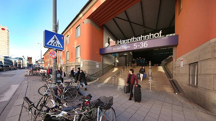 Noch steht er: der denkmalgeschützte Starnberger Flügelbahnhof, hier der Seiteneingang in der Arnulfstraße, soll dennoch abgerissen werden.