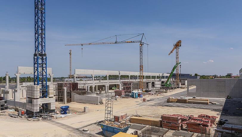 Die Fassade der Halle, die heute noch grau ist, wird einmal grün, die Post will sie bepflanzen, genau wie das Dach.