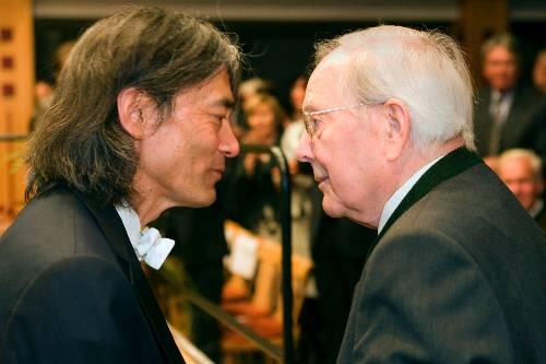 Der gegenwärtige Generalmusikdirektor Kent Nagano mit Wolfgang Sawallisch, der von 1971 bis 1992 als Chefdirigent der Staatsoper wirkte. Ab 1982 war er auch Intendant des Hauses.