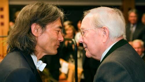 Der gegenwärtige Generalmusikdirektor Kent Nagano mit Wolfgang Sawallisch, der von 1971 bis 1992 als Chefdirigent der Staatsoper wirkte. Ab 1982 war er auch Intendant des Hauses. Der gegenwärtige Generalmusikdirektor Kent Nagano mit Wolfgang Sawallisch, der von 1971 bis 1992 als Chefdirigent der Staatsoper wirkte. Ab 1982 war er auch Intendant des Hauses.