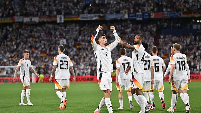 Kai Havertz jubelt mit dem DFB-Team über seinen Elfmeter-Treffer zum 3:0-Halbzeitstand gegen Schottland Kai Havertz jubelt mit dem DFB-Team über seinen Elfmeter-Treffer zum 3:0-Halbzeitstand gegen Schottland
