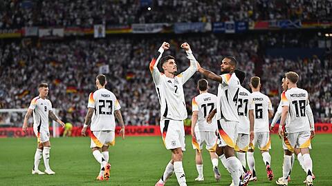 Kai Havertz jubelt mit dem DFB-Team über seinen Elfmeter-Treffer zum 3:0-Halbzeitstand gegen Schottland
