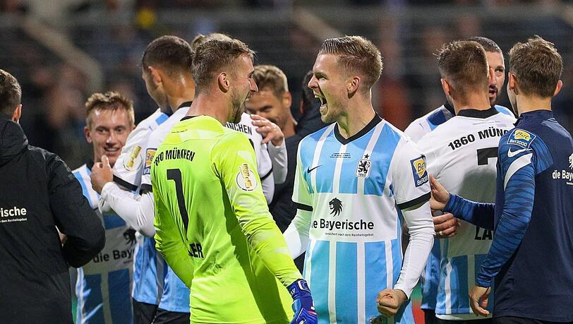 Daniel Wein (r.) und Marco Hiller feiern den Sieg über Schalke im Oktober 2021 – der Totopokal, den 1860 zuletzt 2020 gewann, kann zum Türöffner für weitere DFB-Pokal-Schlachten werden.